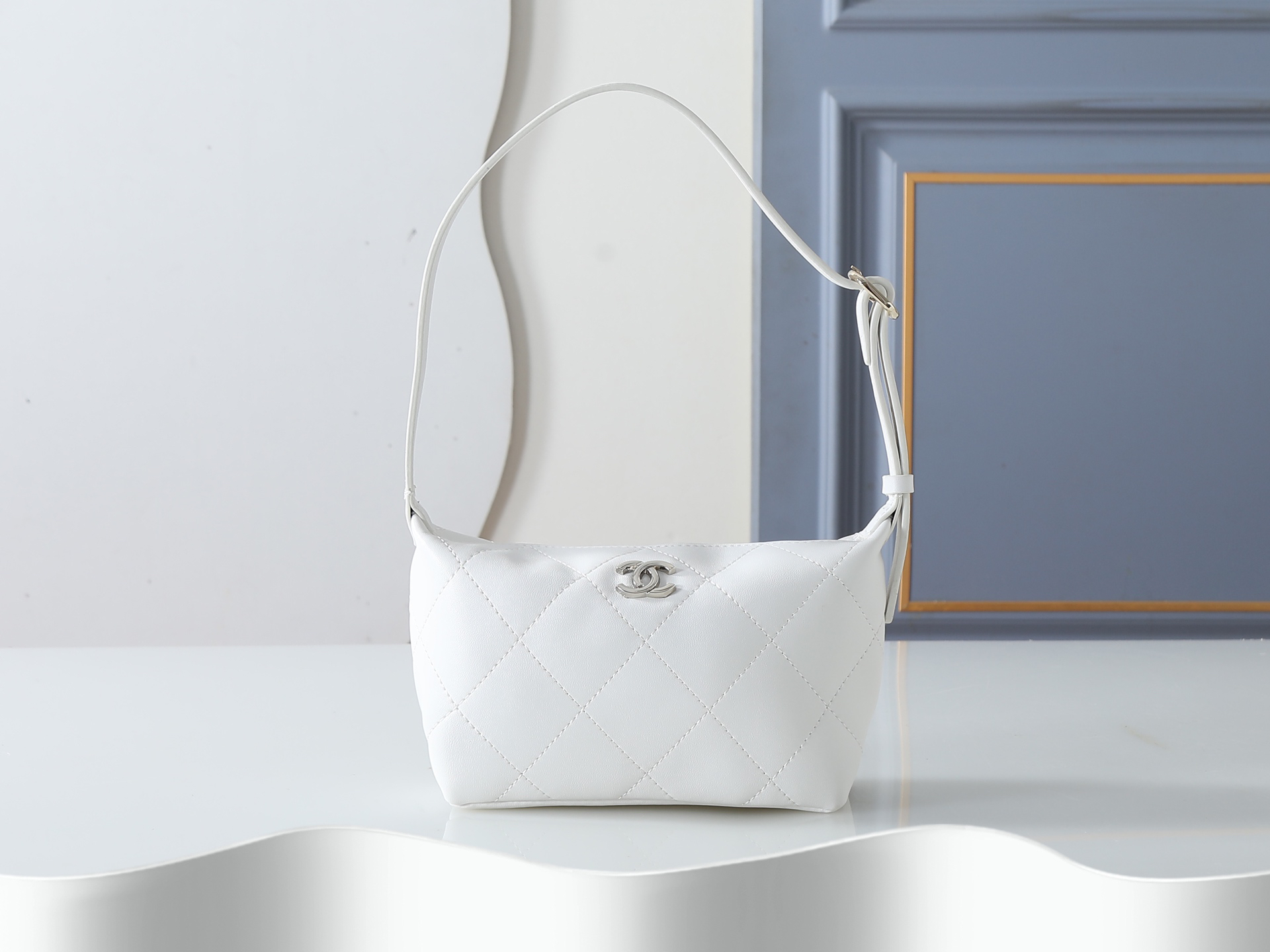 Chanel Shoulder Bag 6138 in White