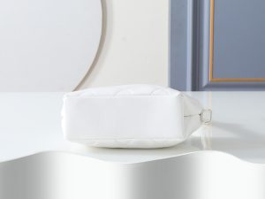 Chanel Shoulder Bag 6138 in White