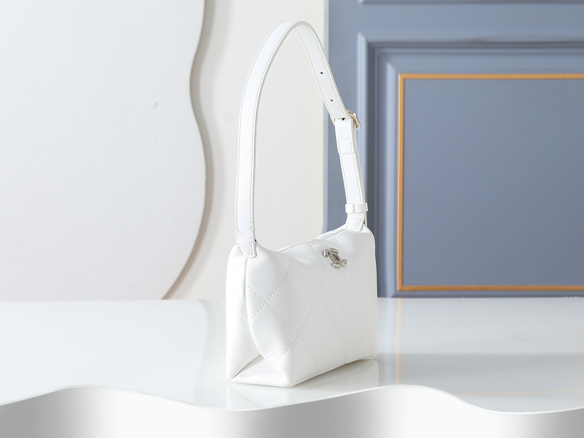 Chanel Shoulder Bag 6138 in White