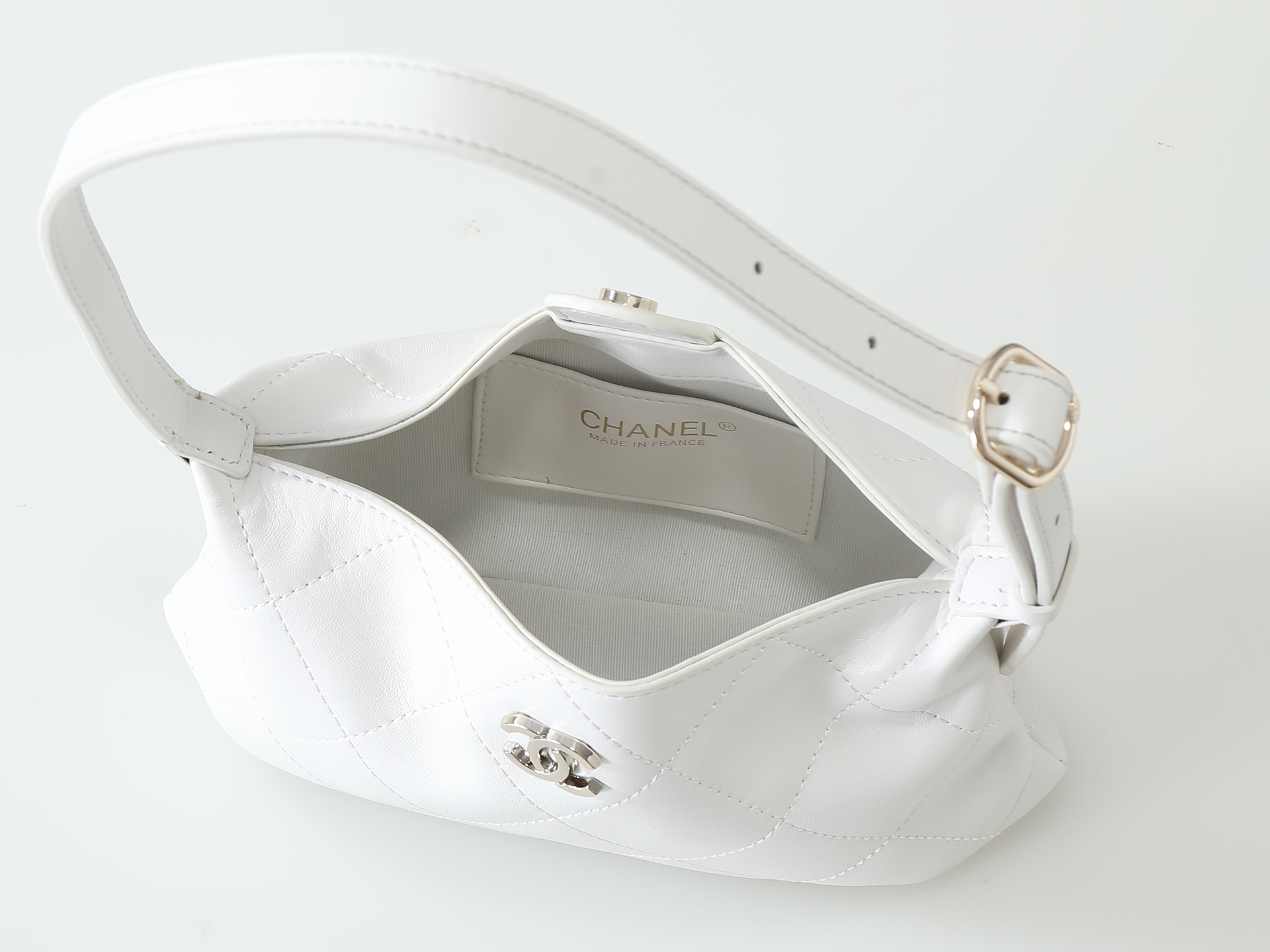 Chanel Shoulder Bag 6138 in White