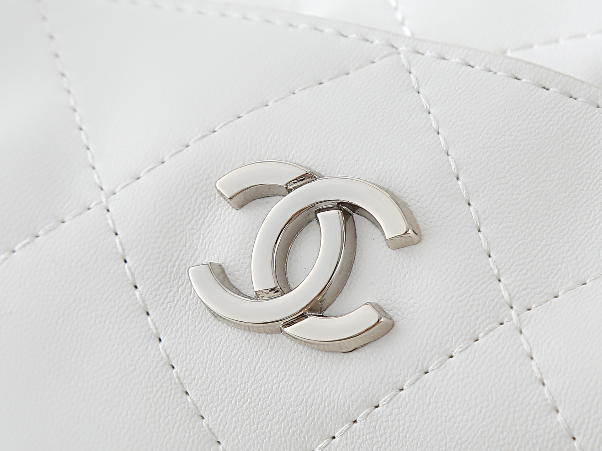 Chanel Shoulder Bag 6138 in White