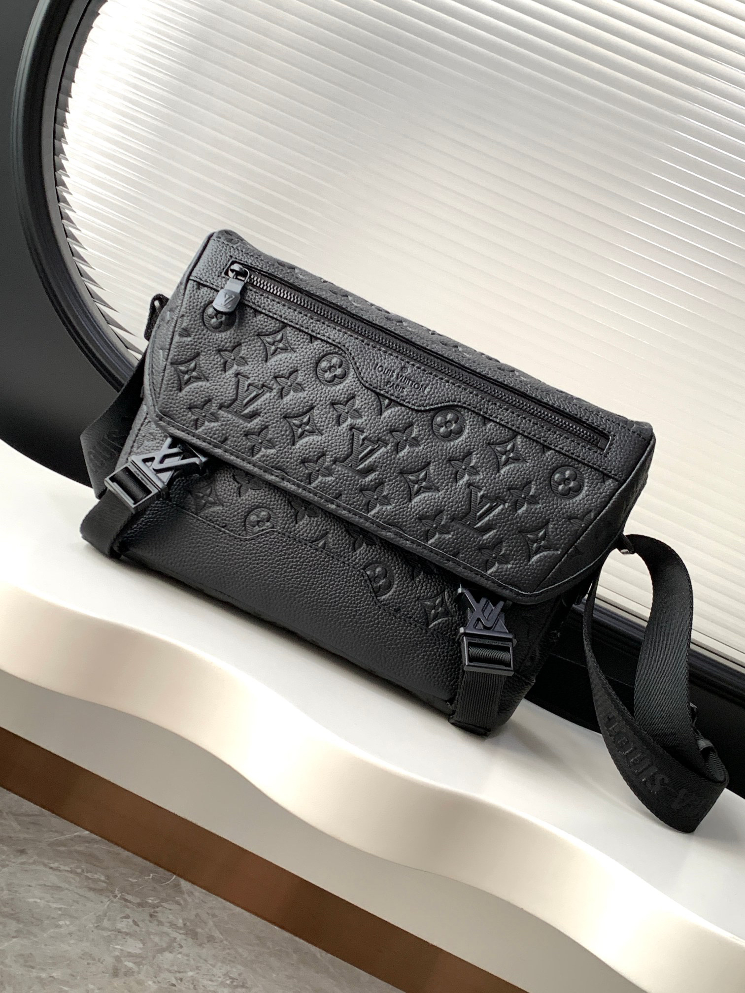 Louis Vuitton Messenger Bag M25121