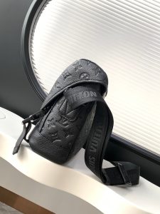 Louis Vuitton Messenger Bag M25121