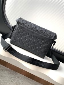 Louis Vuitton Messenger Bag M25121