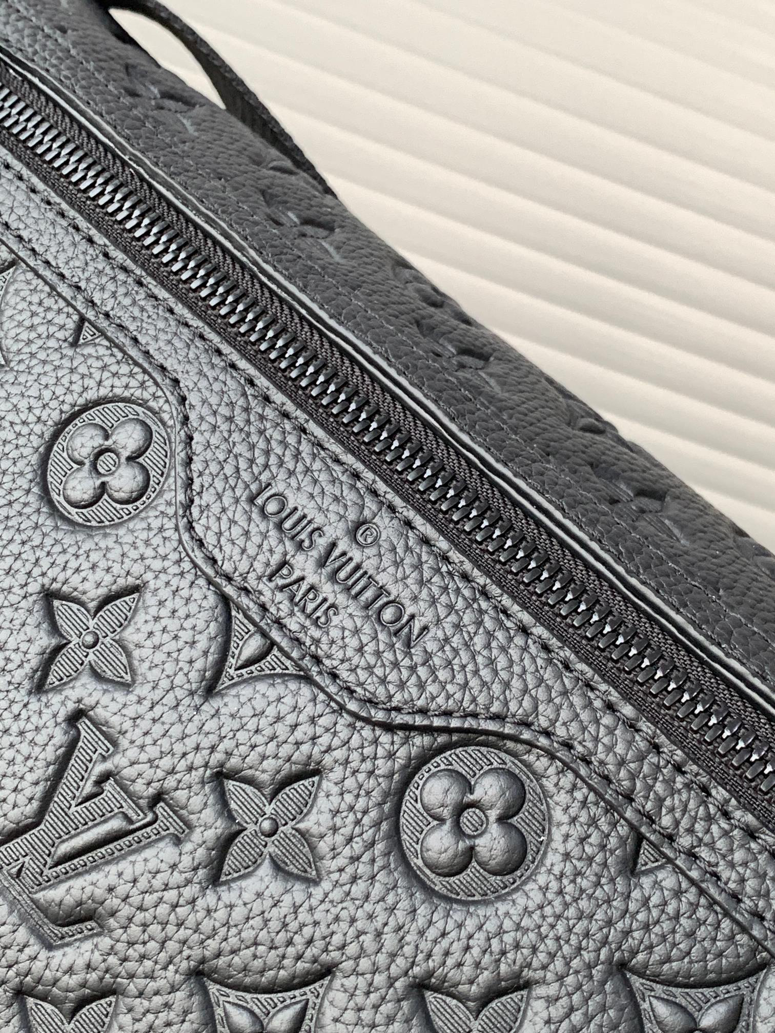 Louis Vuitton Messenger Bag M25121