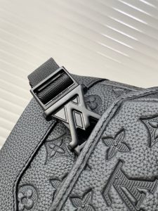 Louis Vuitton Messenger Bag M25121