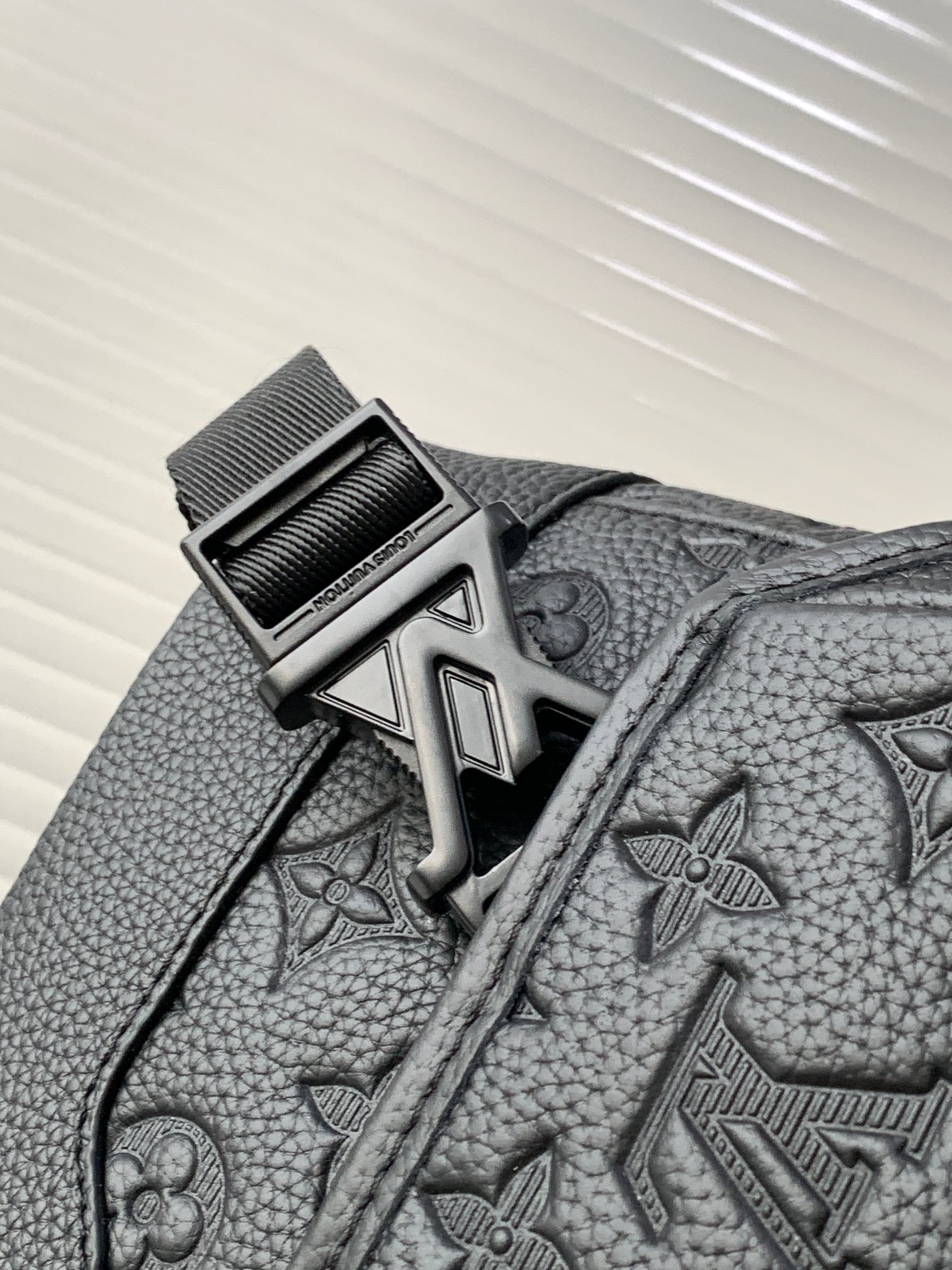 Louis Vuitton Messenger Bag M25121