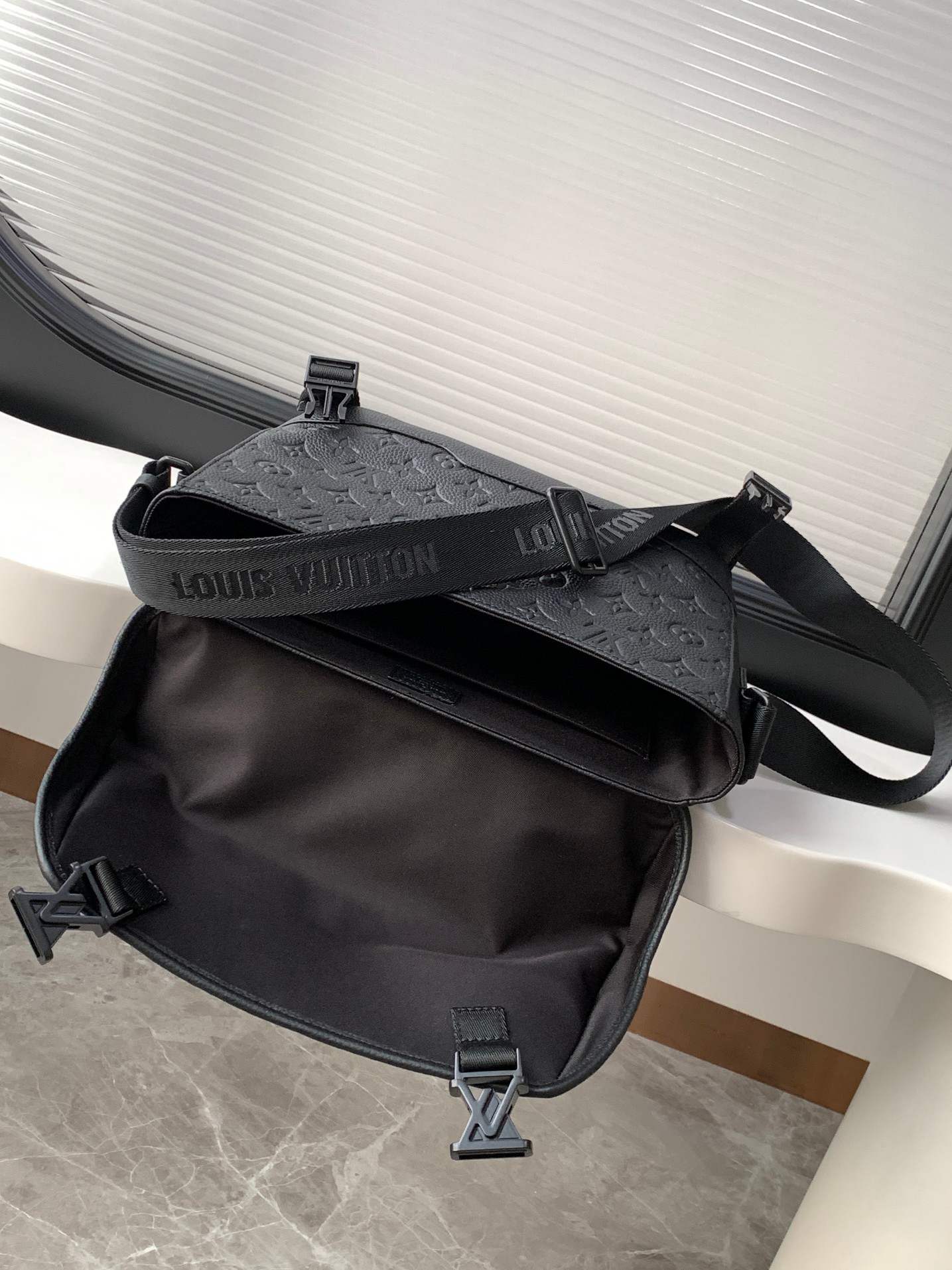 Louis Vuitton Messenger Bag M25121