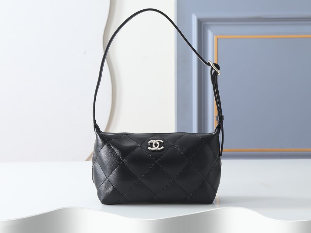 Chanel Shoulder Bag 6138 in Black