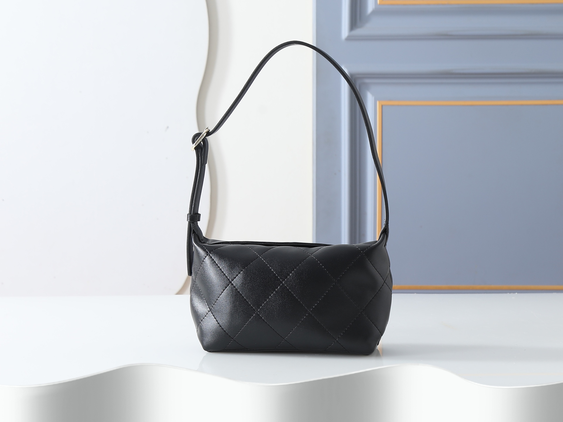 Chanel Shoulder Bag 6138 in Black