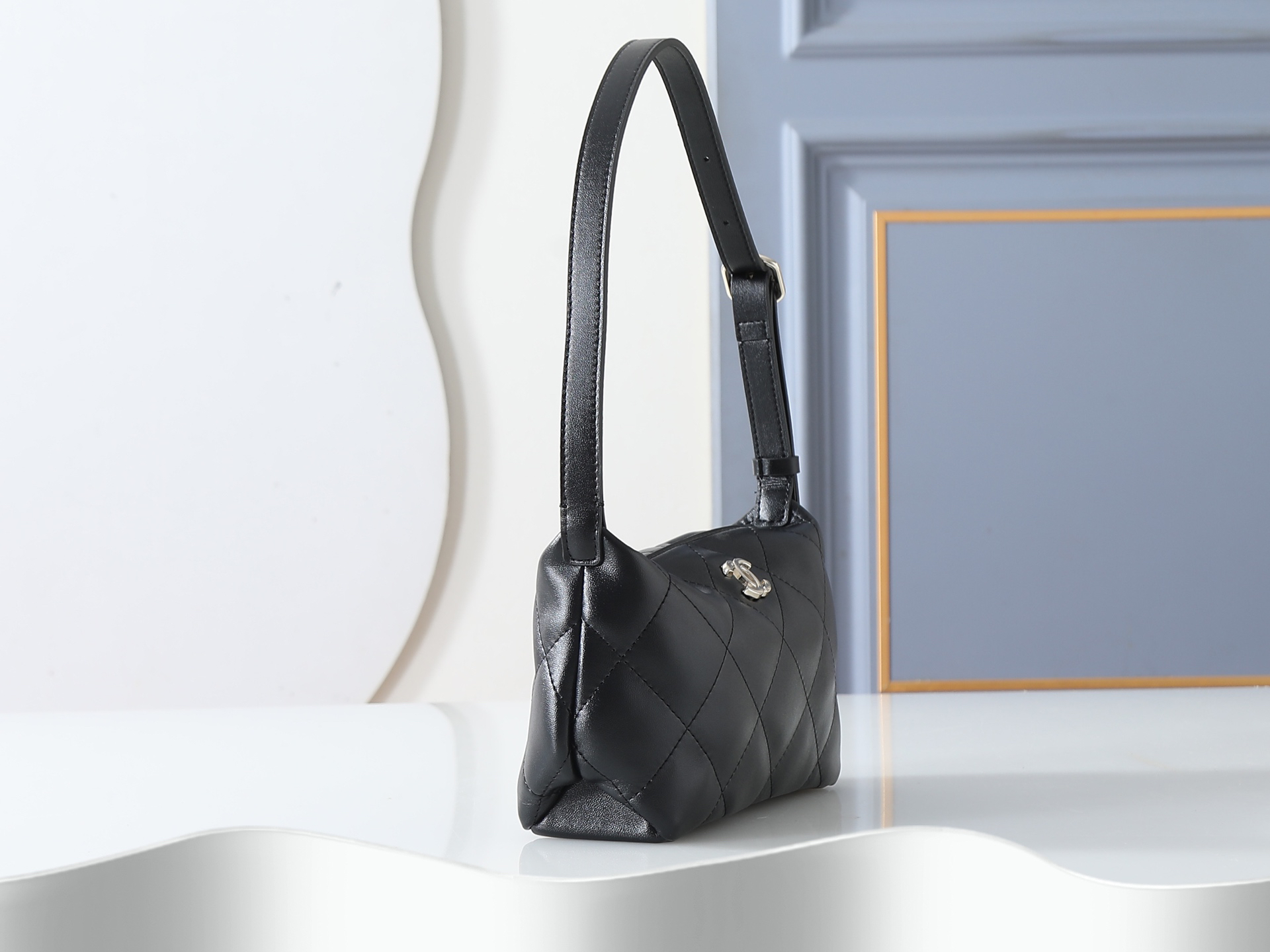 Chanel Shoulder Bag 6138 in Black