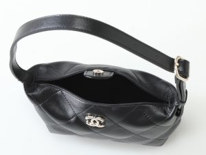 Chanel Shoulder Bag 6138 in Black
