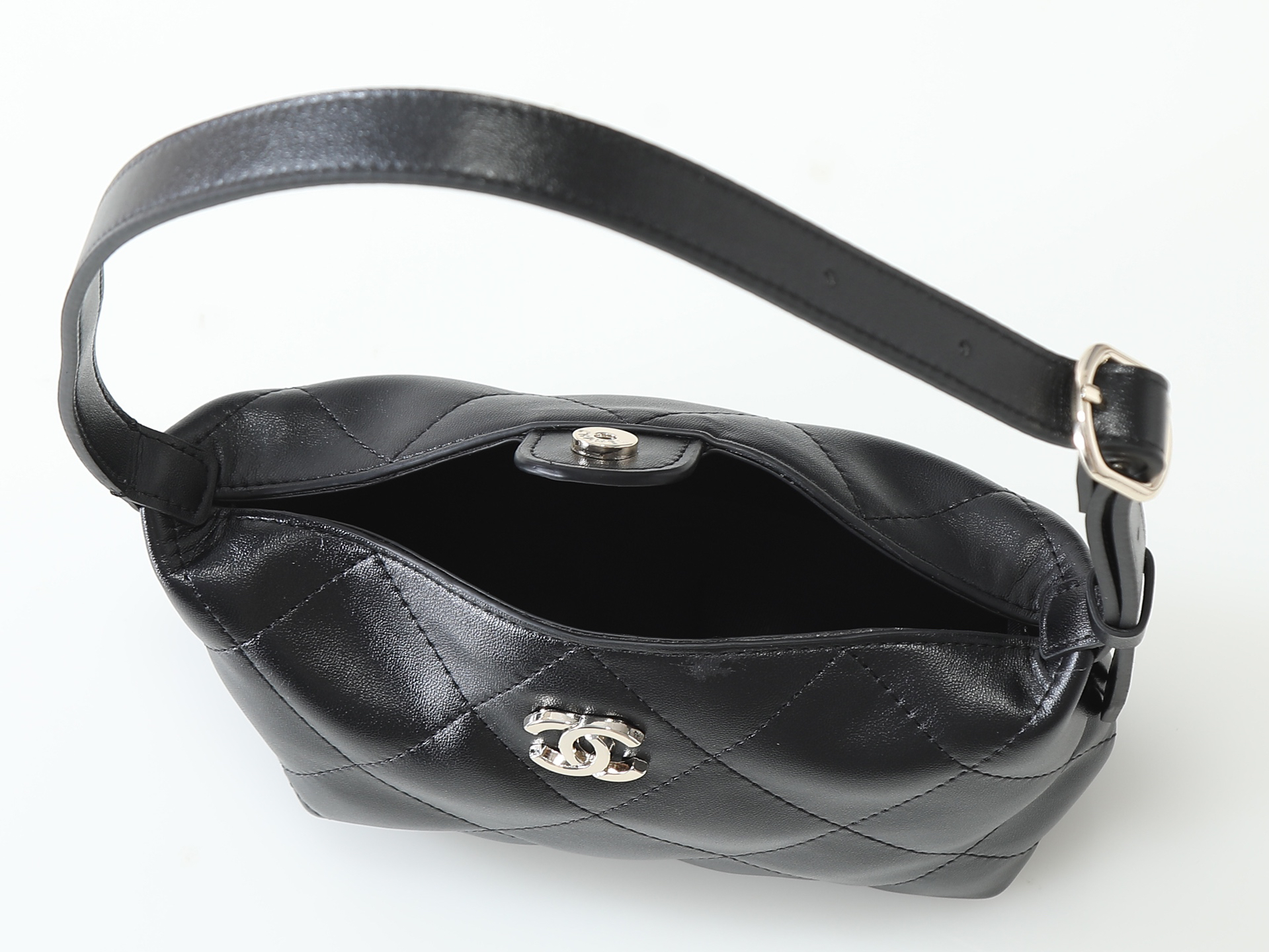 Chanel Shoulder Bag 6138 in Black