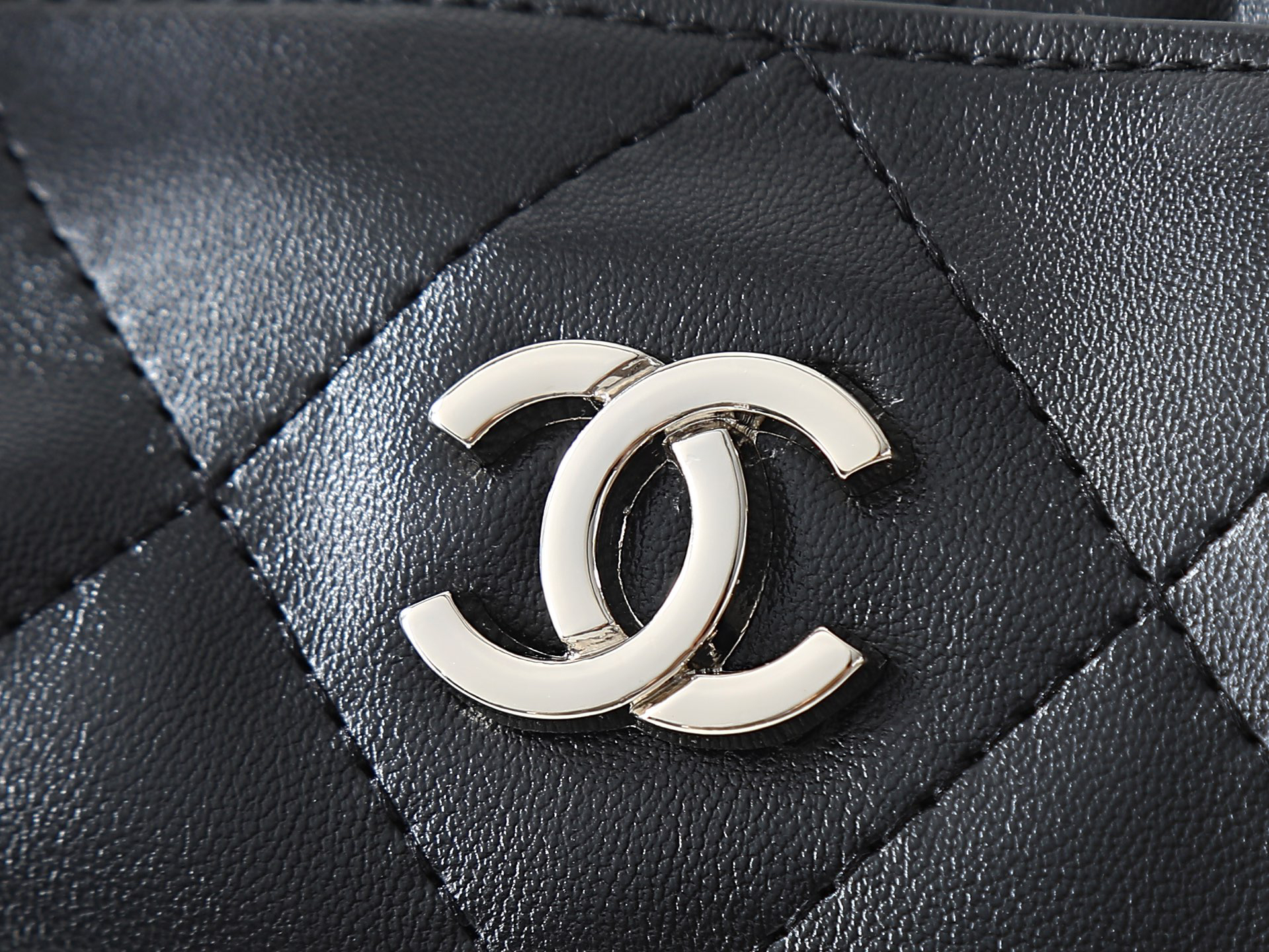 Chanel Shoulder Bag 6138 in Black