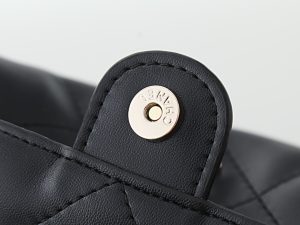 Chanel Shoulder Bag 6138 in Black