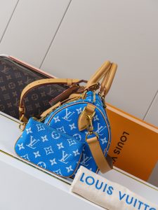 Louis Vuitton Handbag M24424