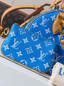 Louis Vuitton Handbag M24424