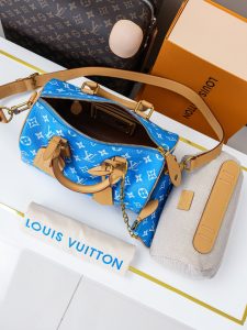 Louis Vuitton Handbag M24424