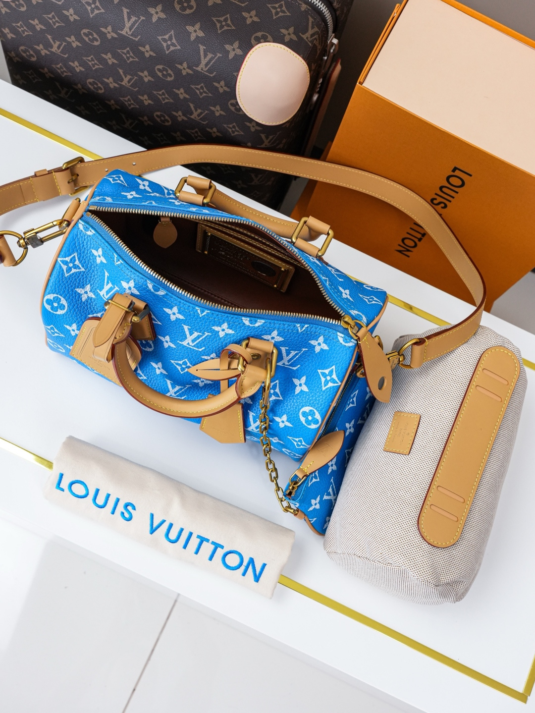 Louis Vuitton Handbag M24424