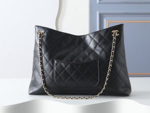 Chanel Shoulder Bag 6241 in Black