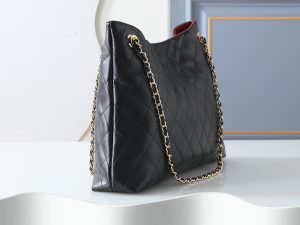 Chanel Shoulder Bag 6241 in Black