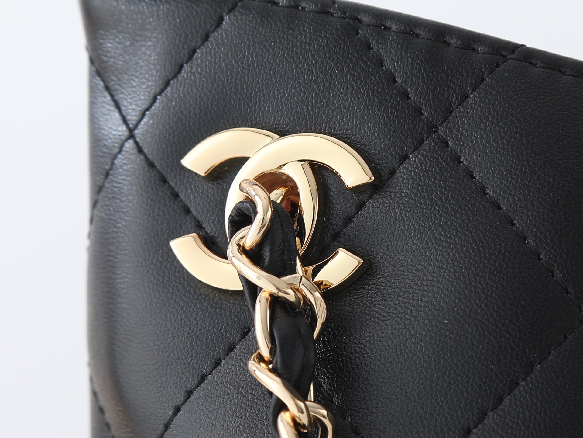 Chanel Shoulder Bag 6241 in Black