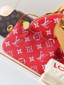 Louis Vuitton Handbag M24425