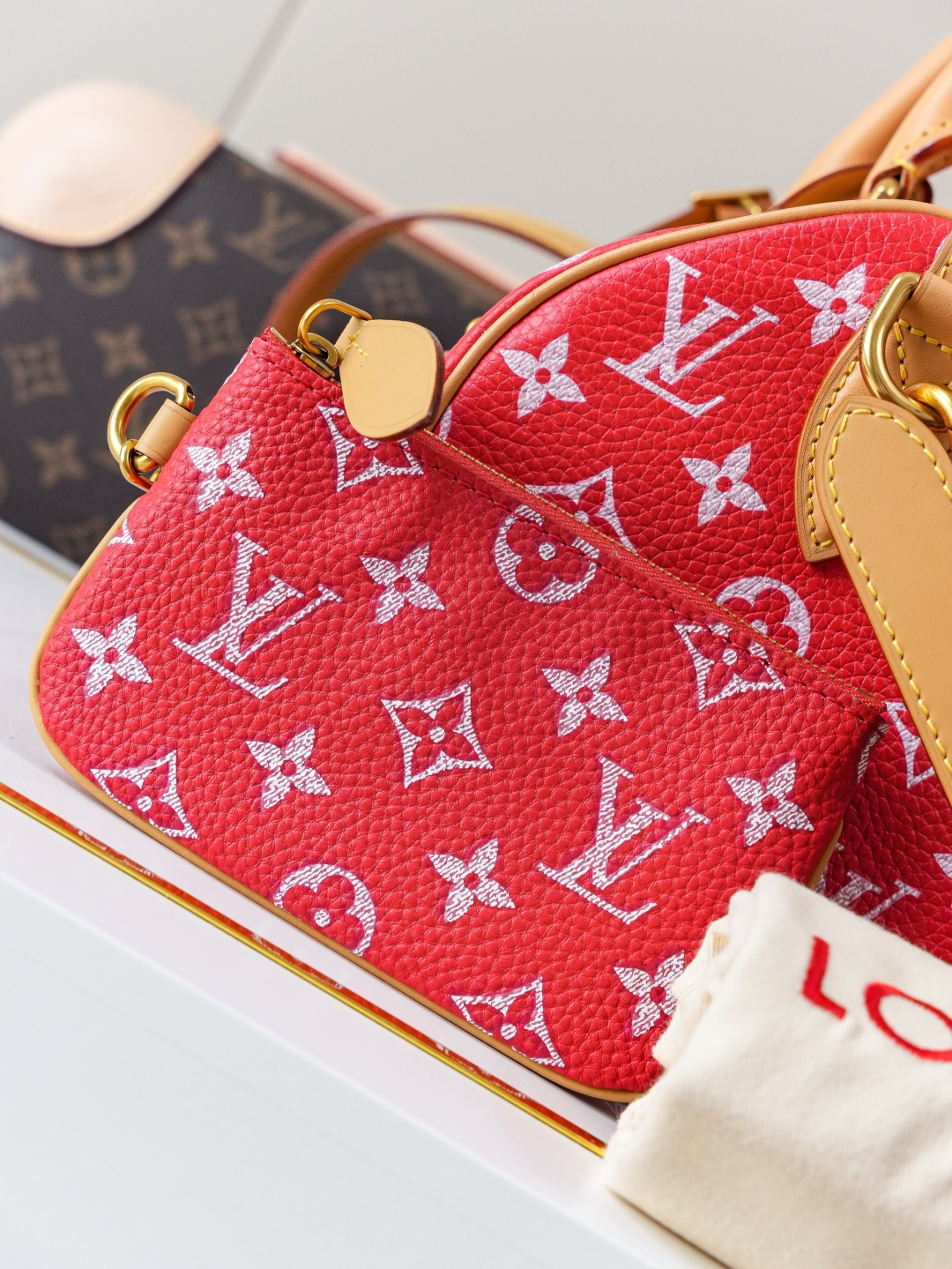 Louis Vuitton Handbag M24425