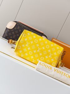 Louis Vuitton Handbag M24426