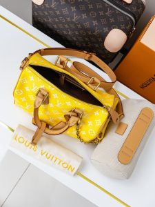 Louis Vuitton Handbag M24426