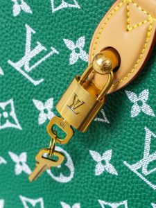 Louis Vuitton Handbag M14077