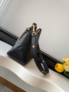 Louis Vuitton Handbag M12930