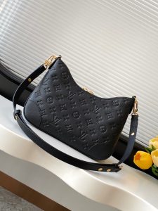 Louis Vuitton Handbag M12930