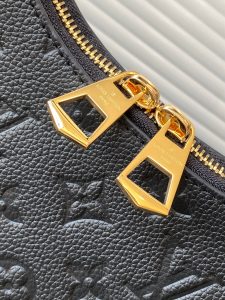 Louis Vuitton Handbag M12930