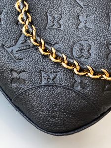 Louis Vuitton Handbag M12930