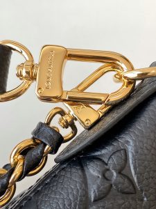 Louis Vuitton Handbag M12930