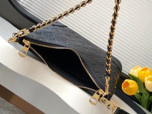 Louis Vuitton Handbag M12930