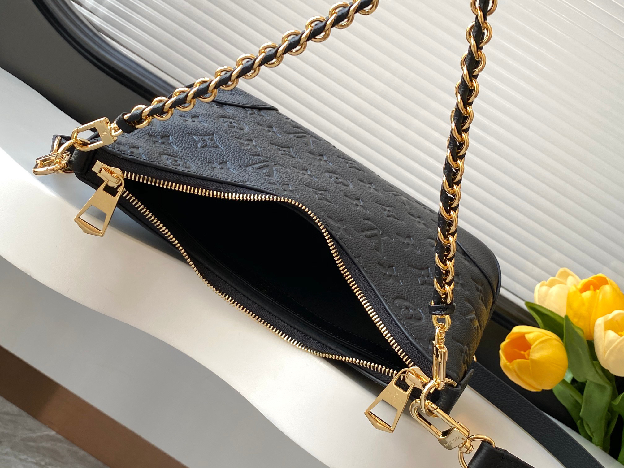 Louis Vuitton Handbag M12930