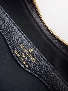 Louis Vuitton Handbag M12930