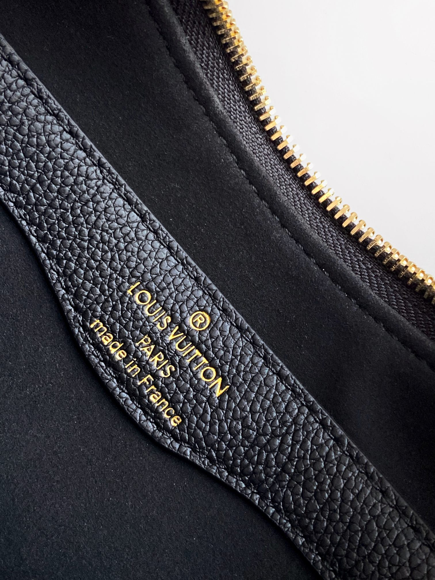 Louis Vuitton Handbag M12930