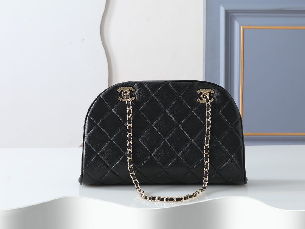 Chanel Handbag 4912 in Black