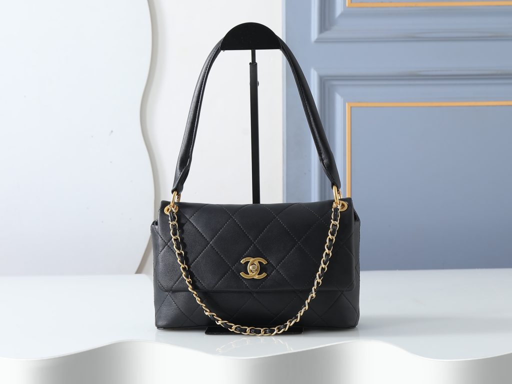 Chanel Shoulder Bag 6112 in Black