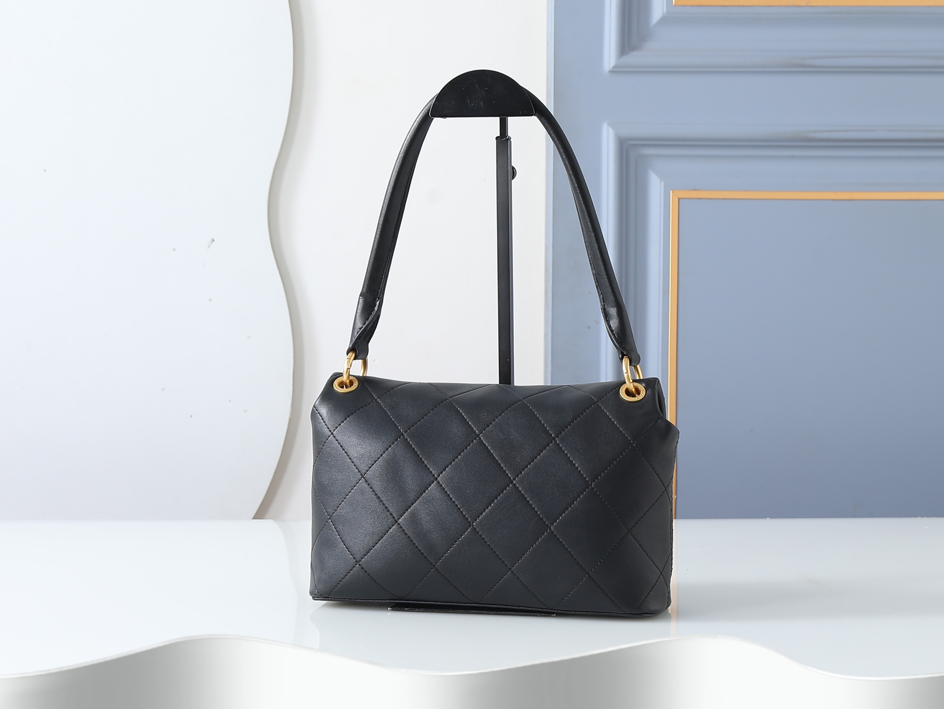 Chanel Shoulder Bag 6112 in Black