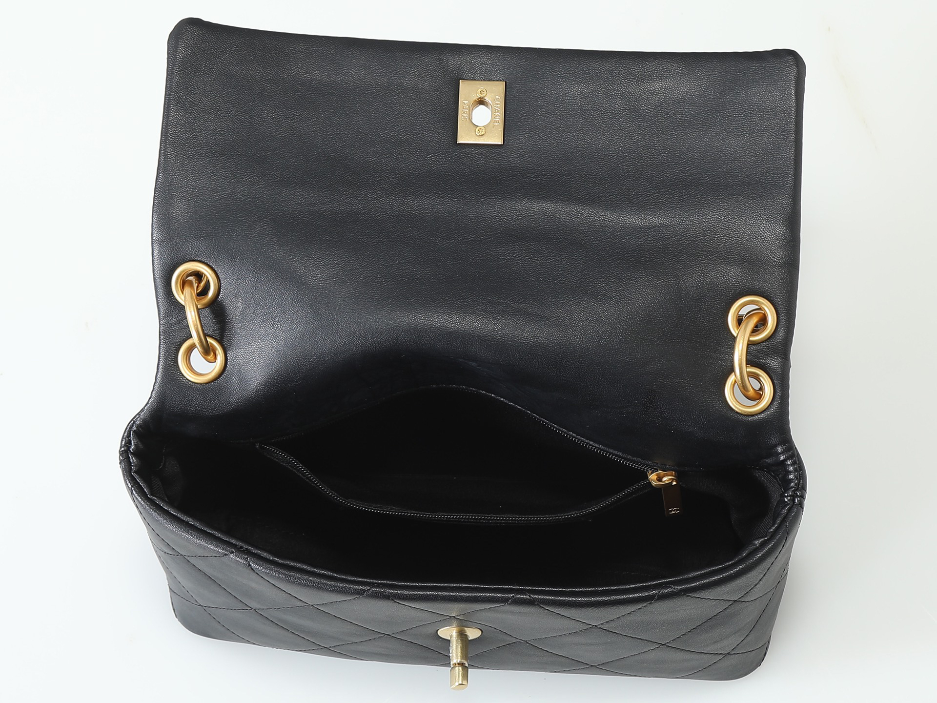 Chanel Shoulder Bag 6112 in Black