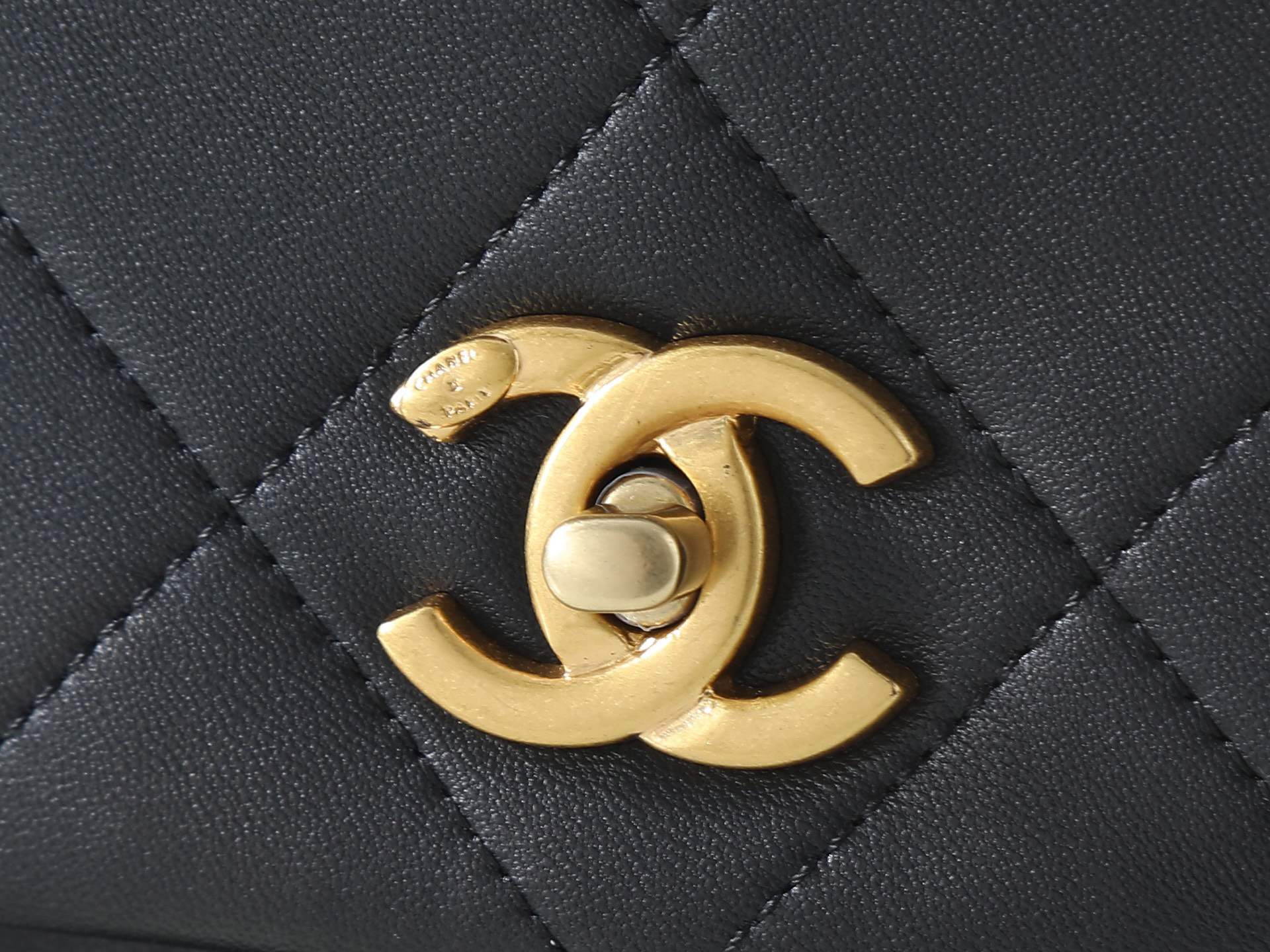 Chanel Shoulder Bag 6112 in Black