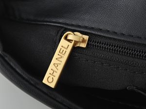 Chanel Shoulder Bag 6112 in Black