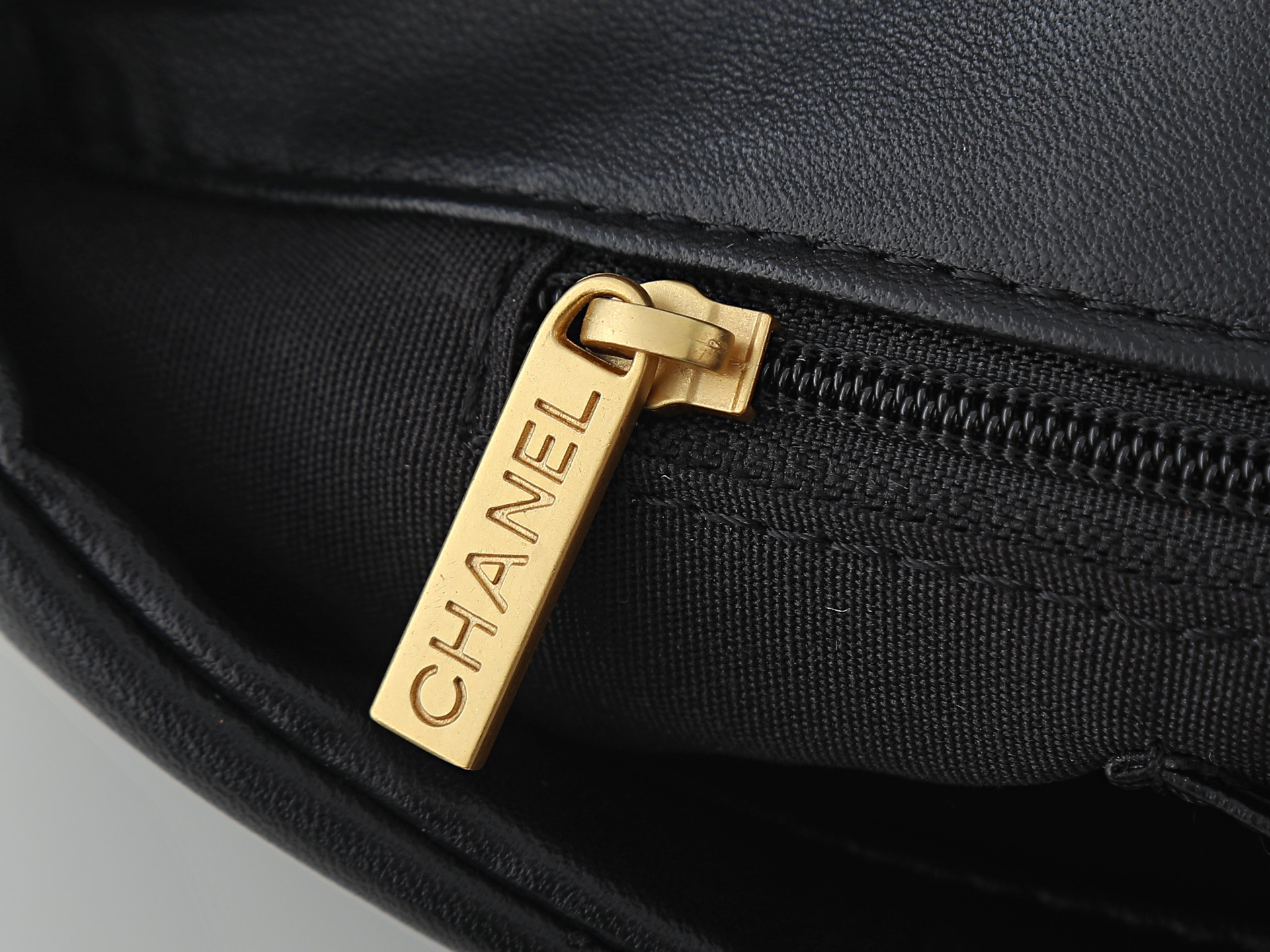 Chanel Shoulder Bag 6112 in Black