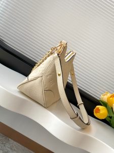Louis Vuitton Handbag M12930