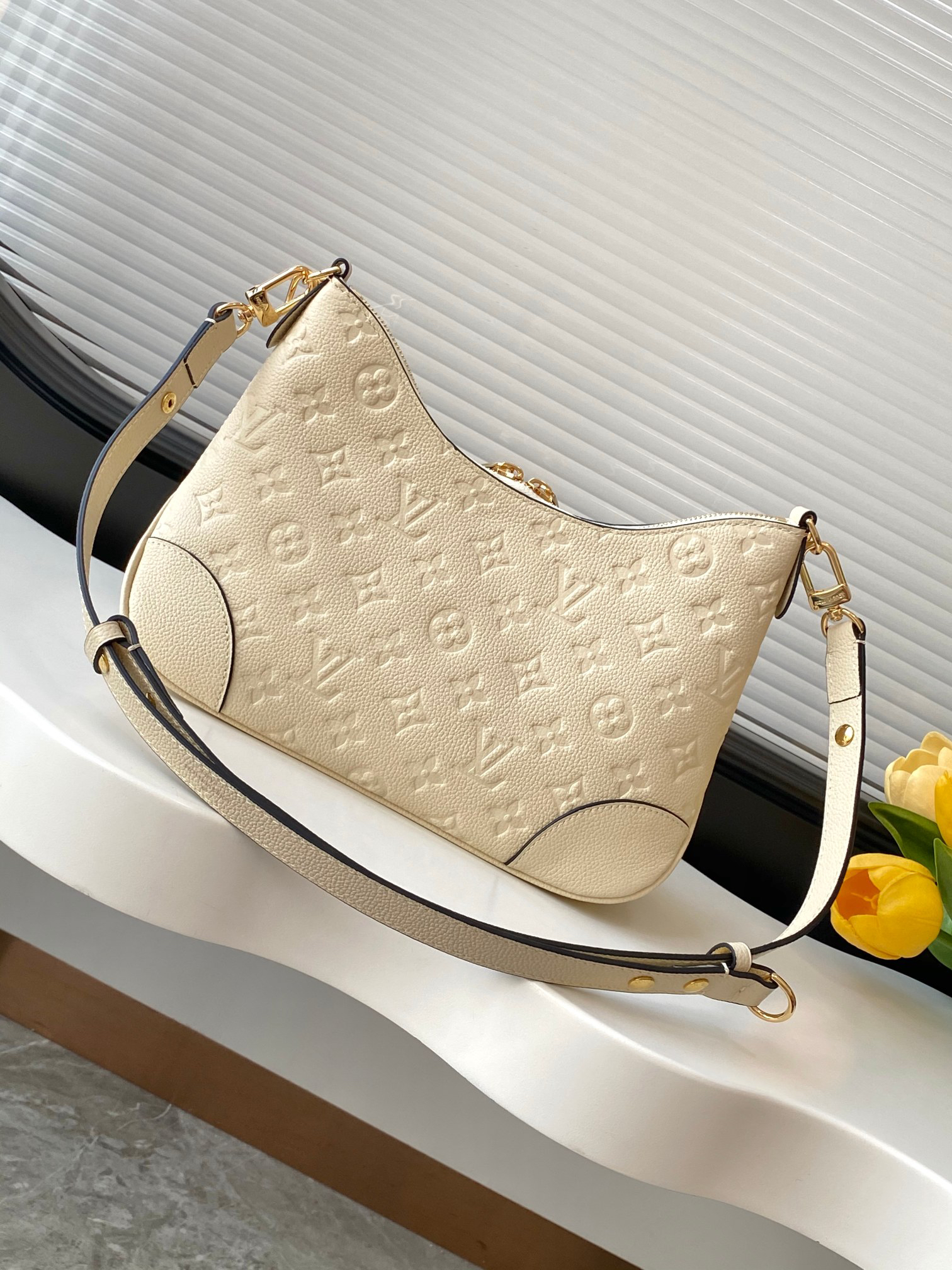 Louis Vuitton Handbag M12930