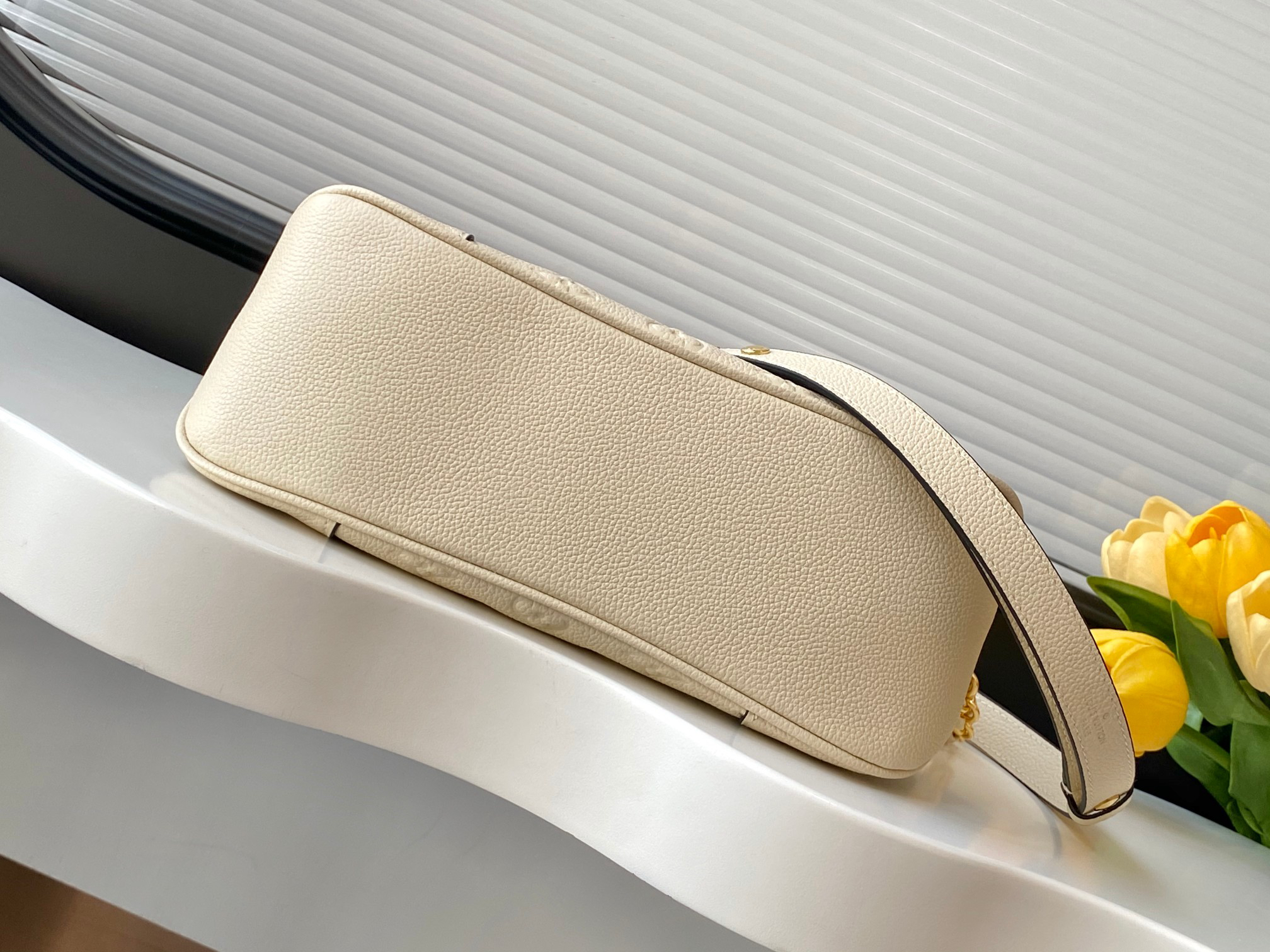 Louis Vuitton Handbag M12930